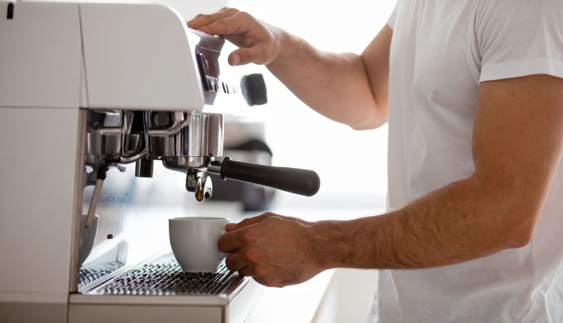 Cum decalcifiezi un espressor — ghid pas cu pas pentru automate De'Longhi și Philips